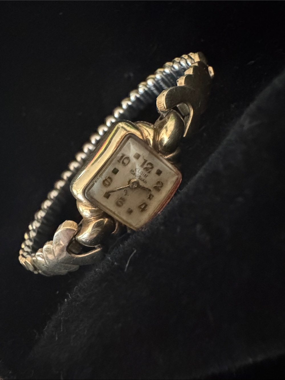 Classic Gold-Tone Ladies Bracelet Watch - Elgin De Luxe vintage watch